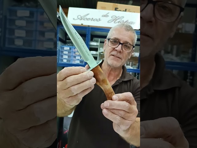 Vídeo relacionado con Muela Cuchillo de caza Cazorla CAZ-16R con hoja de acero inoxidable MoVa y empuñadura de madera rosewood para Caza, Pesca, Supervivencia y Bushcraft + Portabotellas de regalo