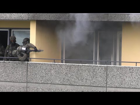 Zahlreiche Einsatzkräfte schwer- und lebensgefährlich verletzt! Dramatischer Großeinsatz in Ratingen