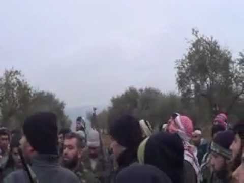 قائد لواء الفتح الرائد أنس إبراهيم يعطي تعليمات للعناصر قبل اقتحام اللواء 135 في مدينة عفرين في ريف حلب الشمالي