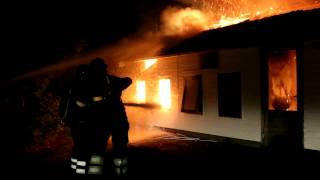 preview picture of video 'Duiven gered bij felle brand in Rottevalle'