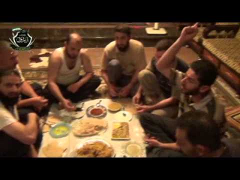 احتفال عناصر كتائب الفاروق على وجبة الافطار في حي الخالدية بإنشقاق رئيس الوزراء