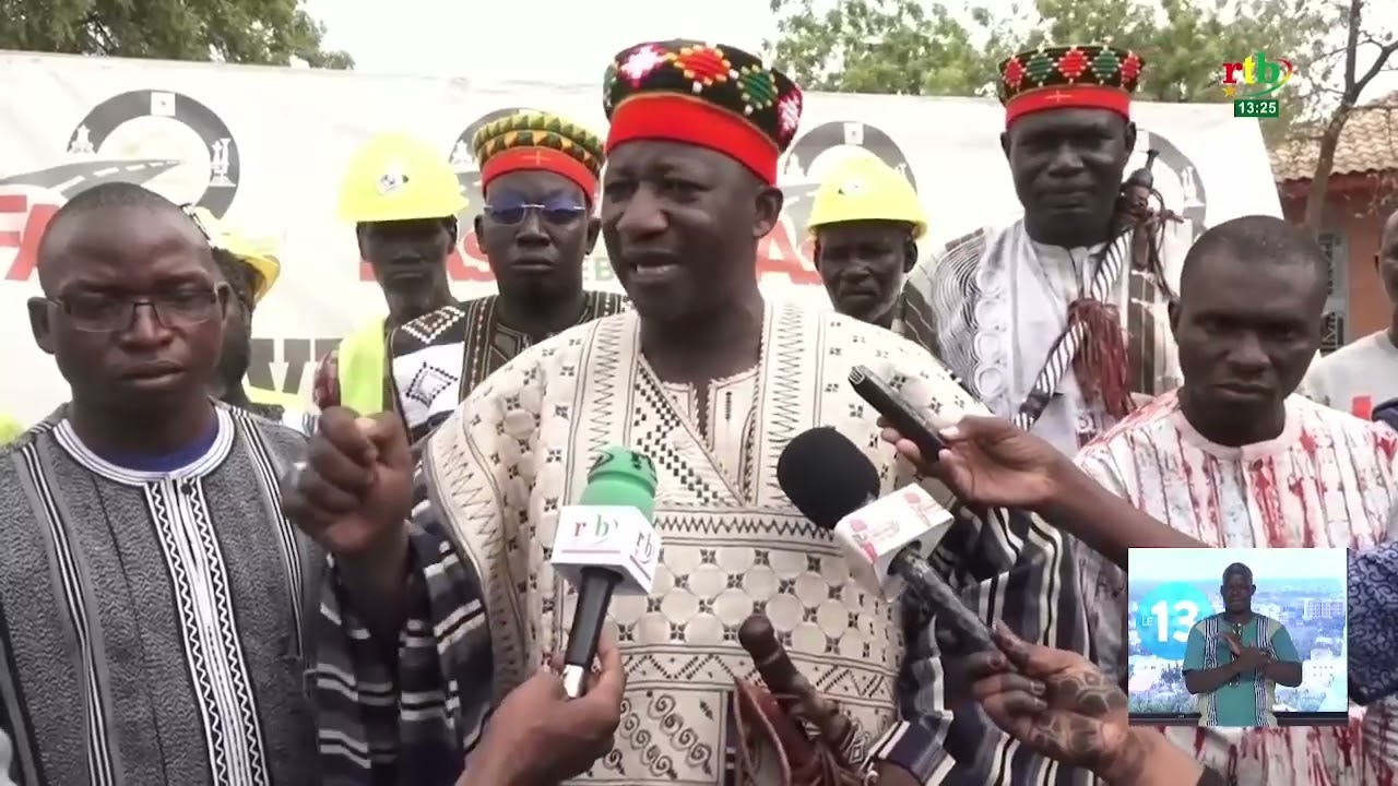 Des villages de Koupèla apportent 30 T de granite concassé et 3 T de ciment  à Faso Mêbo