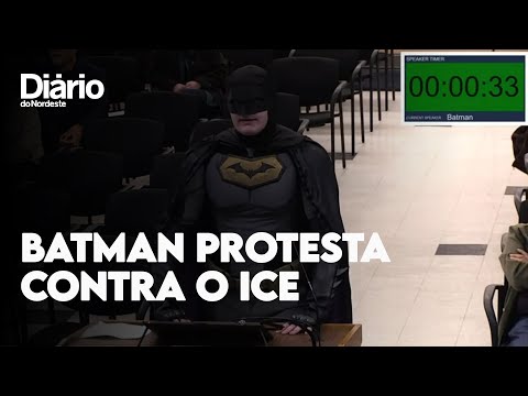 ‘Batman’ protesta contra ICE em prefeitura da Califórnia