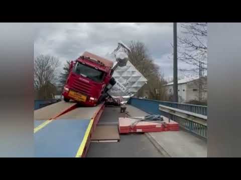 DISASTRO TRASPORTO ECCEZIONALE 165 TON SI RIBALTA SOPRA AL PONTE HEAVY TRUCK PROBLEM