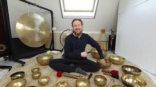 Soft vs hard mallets: an introduction on singing bowl harmonics and overtones