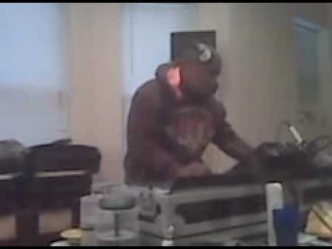 Vick Lavender,DJ Ronnie Ron,and Abicahsole kickin it!.3GP