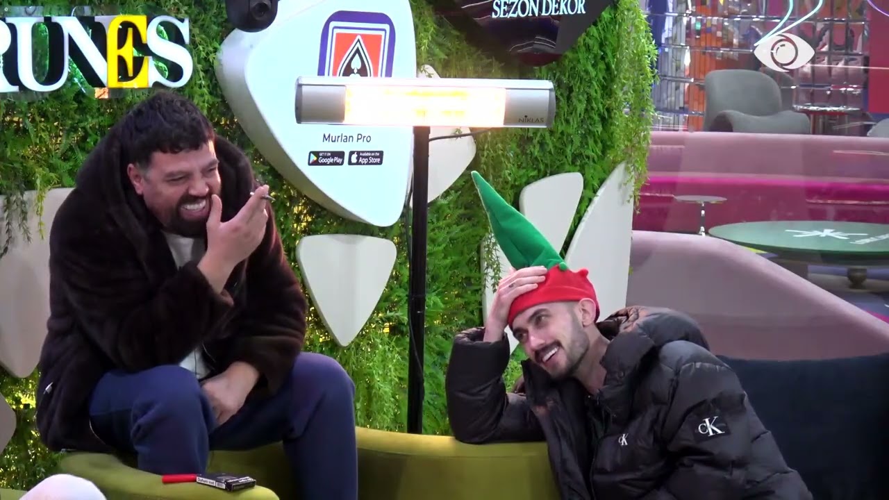 “Vjedhja e shpresës me paramendim…”/ Banorët hedhin batuta me njëri-tjetrin, të qeshura në oborr