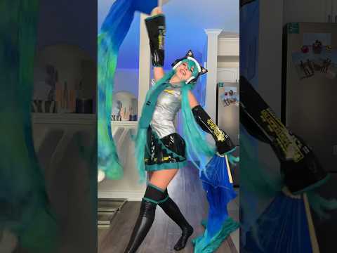 Daisy x Hatsune Miku cosplay transition with fans!!