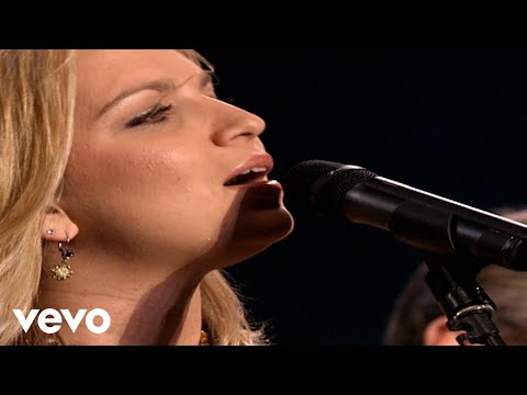 Bill & Gloria Gaither - Sweet Holy Spirit [Live] ft. The Isaacs