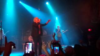 Get The Gang Together - Gerard Way w/ crowd girl (Live @Barcelona) 16/01/15