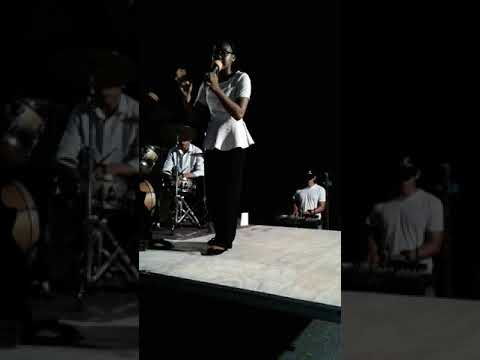 La cantora Tomaira yireh de la Rosa cantando en brisas del este tremenda concentración