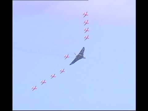 Rare Formation - The Red Arrows and Avro Vulcan XH558
