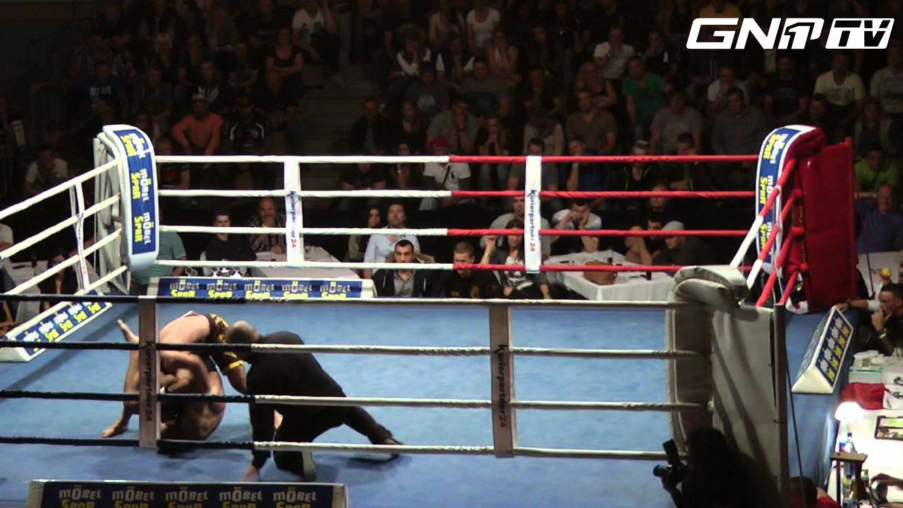 Боец използва въжетата на ринга, за да заключи опонента си