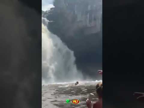 HOMEM É RESGATADO PELOS BOMBEIROS APÓS SE AFOGAR EM CACHOEIRA EM MG