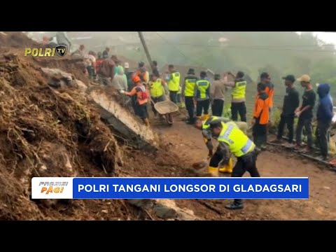 POLRES BOYOLALI BERSINERGI DENGAN BPBD DAN WARGA BERSIHKAN MATERIAL LONGSOR GLADAGSARI