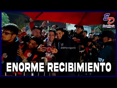 El IMPRESIONANTE recibimiento de los cuervos de Santiago del Estero al plantel de #SanLorenzo 🔵🔴🔵