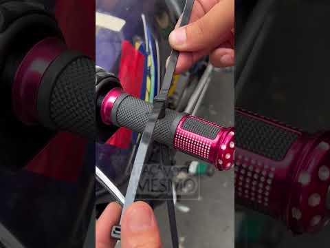 He drilled his motorcycle handlebar on purpose.And the idea #MotorcycleTip #FunctionalMod #SmartIdea