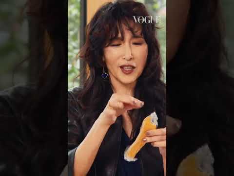 工藤静香、干し芋の持ち運び方。| VOGUE JAPAN #Shorts #In The Bag #バッグの中身