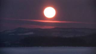 preview picture of video '2010初月の出  The first in Japan Hokkaido moonrise'