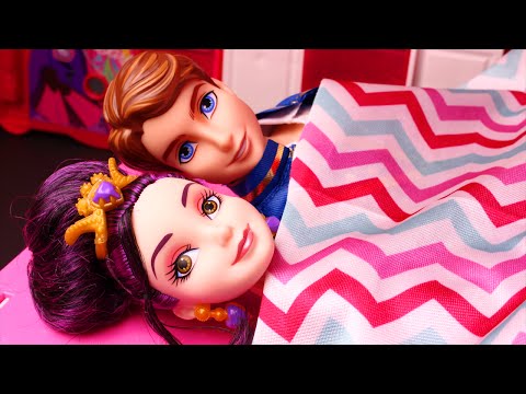 Descendants Wicked World Mal & Ben Have Camping Van Trouble. Ft Frozen Elsa, Anna & Kristoff, Barbie