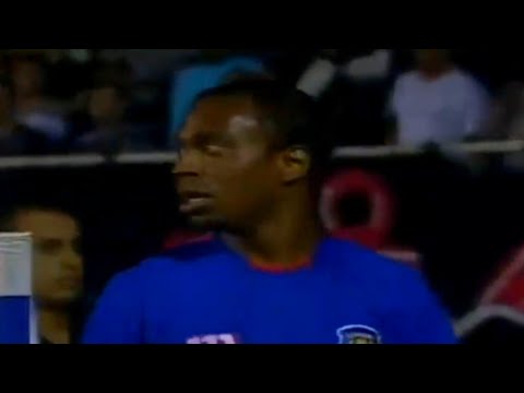 Capetinha infernizando a zaga do Corinthians em 2005