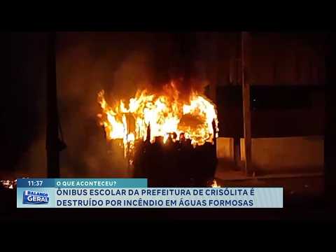 Ônibus escolar da Prefeitura de Crisólita é destruído por incêndio em Águas Formosas.