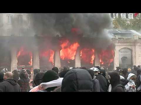 L’office de tourisme de Lyon incendié lors de manifestations