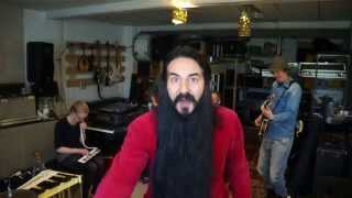 I øvelokalet med Hr. Skæg-band