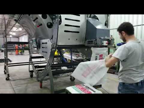 Cómo funciona la pesadora embolsadora de hortalizas creada por Camet Robótica SA.