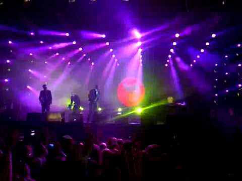 The Opposites - Dom, Lomp & Famous ft. Dio (tmf awards 2011 amsterdam)