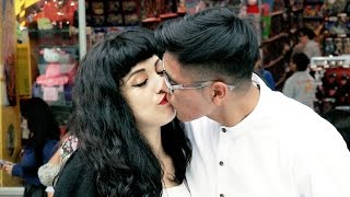 Fan roba beso a Mon Laferte en la boca | Fans Choice Awards® | Showcase® | Día del Fan® | Presea