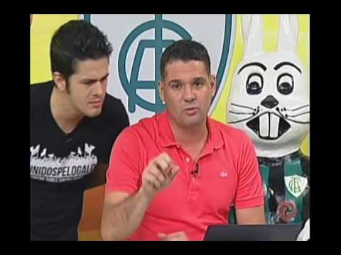 Torcedores protestam contra Gilvan durante apresentação de novo técnico do Cruzeiro