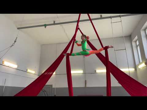 Suponina Efrosinha - (acrobatics on aerial silks ). Acrobatic composition "cheerful clown".