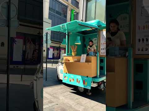 I’m in Paris and see the most cutest food truck ever Paris 2022