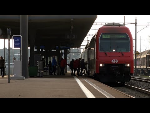 S-Bahn Zurich in Ruemlang  S9 nach Schaffhausen und S15 nach Rapperswil