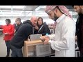 NYのアップルストアで見ず知らずの人達に【iPHONE 6S】をプレゼントしまくる、アラブ系大富豪の息子の正体とは!?