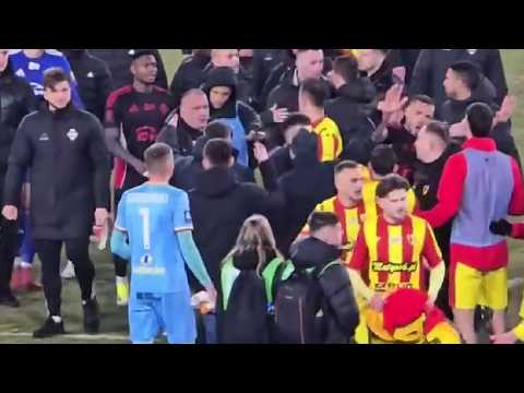 Kibic Radomiaka wbiega po meczu na murawę. Piłkarze Korony dziękują "kibicom". Awantura na boisku