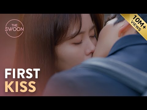 Kim So-hyun and Song Kang’s first kiss | Love Alarm Ep 1 [ENG SUB] Video