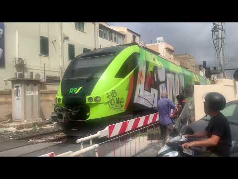 Minuetto diesel MD-097 in livrea regionale in arrivo nella stazione di Mazara del Vallo al binario 2