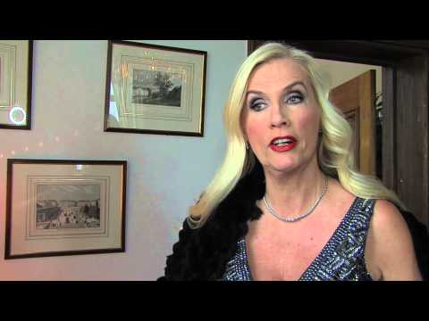 Gunilla Persson bryter ihop i tårar mitt under intervjun