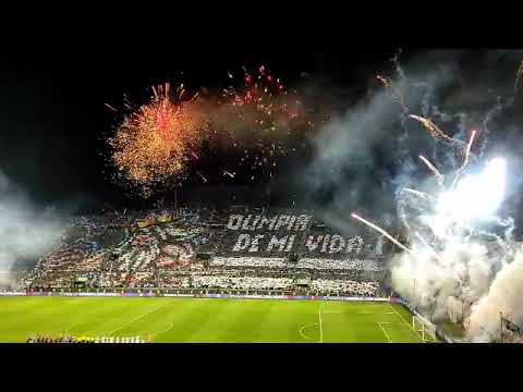 "FANTÁSTICO el recibimiento de la Hinchada Franjeada...!!!! #franjeado #hinchafranjeado #tricampeon" Barra: La Barra 79 • Club: Olimpia