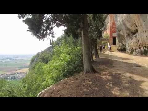 La terrazza naturale di San Cassiano, l'eremo aggrappato alla scogliera