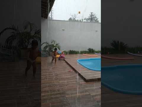 Criança raiz brincando na  chuva - Mariana Veras