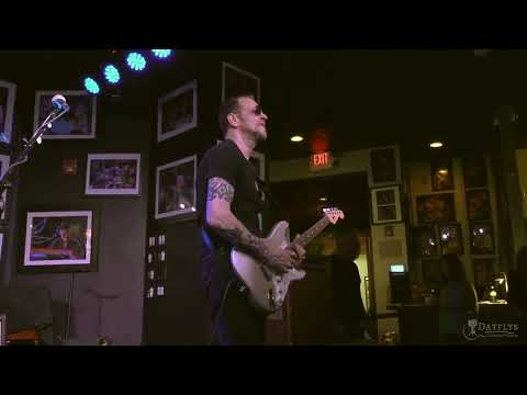 Gary HOEY - Back up against the wall - 2023