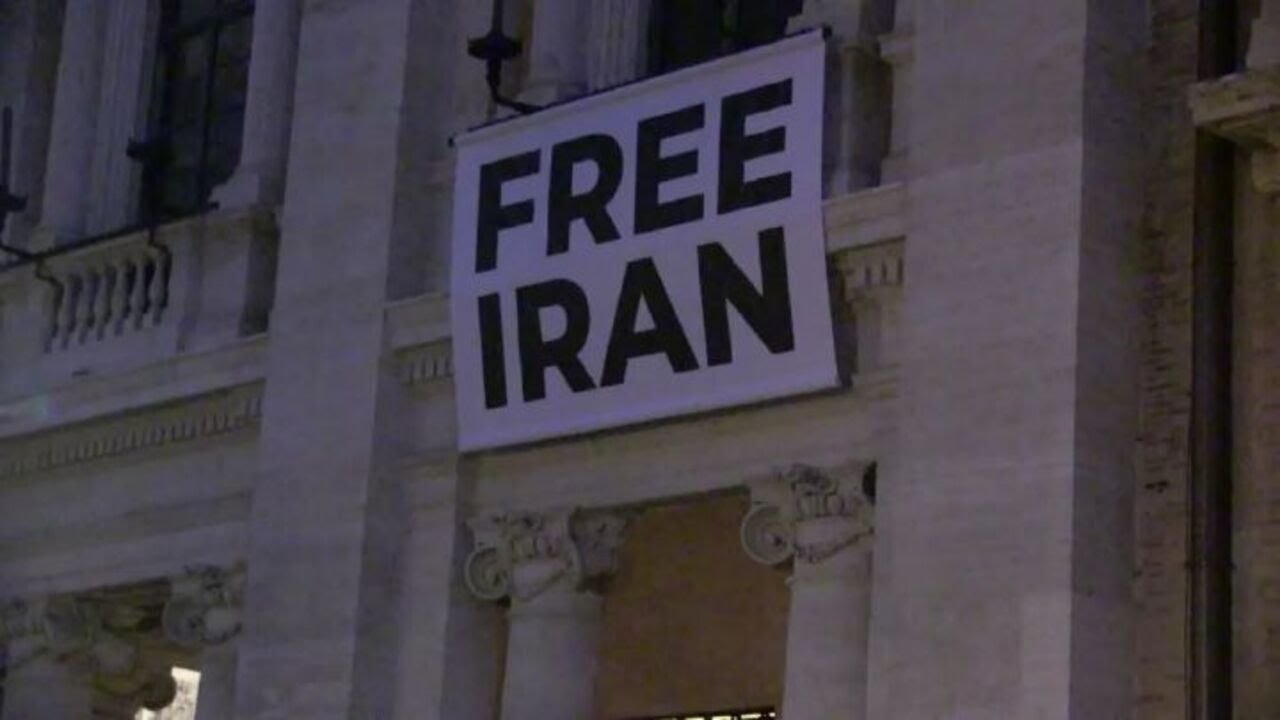 Le voci degli iraniani in Piazza del Campidoglio a Roma: "Rivendichiamo la democrazia"