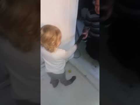 Cecilie og støvsuger lærer hinanden at kende