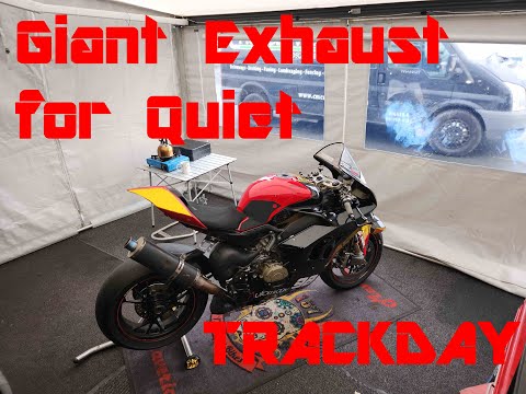 Ducati Panigale V4 2023 - vs Donington Park National Circuit