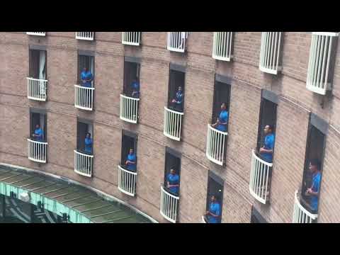 斐濟橄欖球運動員用歌聲結束了酒店的隔離期 (Fiji rugby players end hotel quarantine with a song)