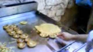 preview picture of video 'okonomiyaki en buniel  ぶにえる　の　おこのみやき'