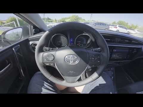 Wie bediene ich die Lenkradtasten im Toyota Auris Hybrid?